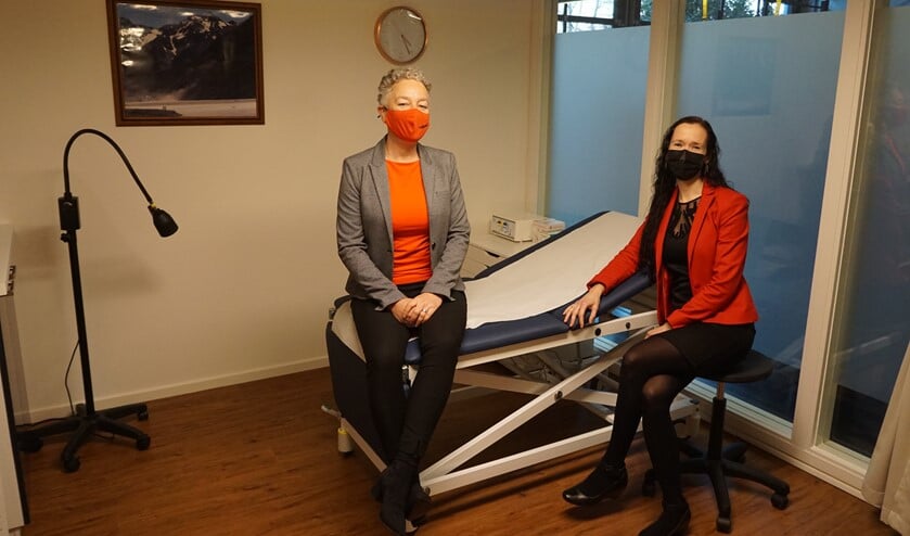 <p>Wethouder Van Tatenhove op de behandeltafel bij dokter Van Berkel.</p>