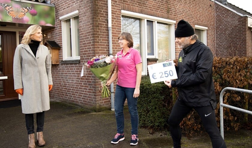 <p>De cheque wordt overhandigd. (Foto: Roelie Schipperus)</p>