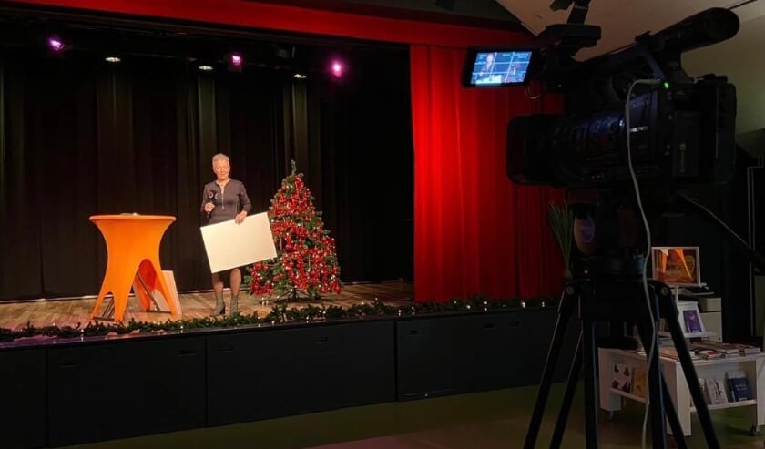 <p>Wethouder van Tatenhove maakt de winnaars bekend vanuit 't Web.</p>