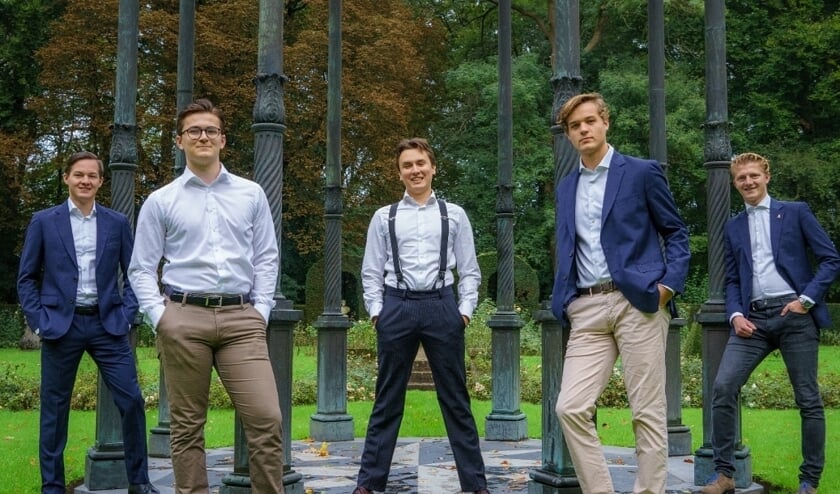 <p>Chris van de Bult, tweede van links, samen met zijn studiegenoten Joshua, Lennard, Maurits en Edgar.</p>