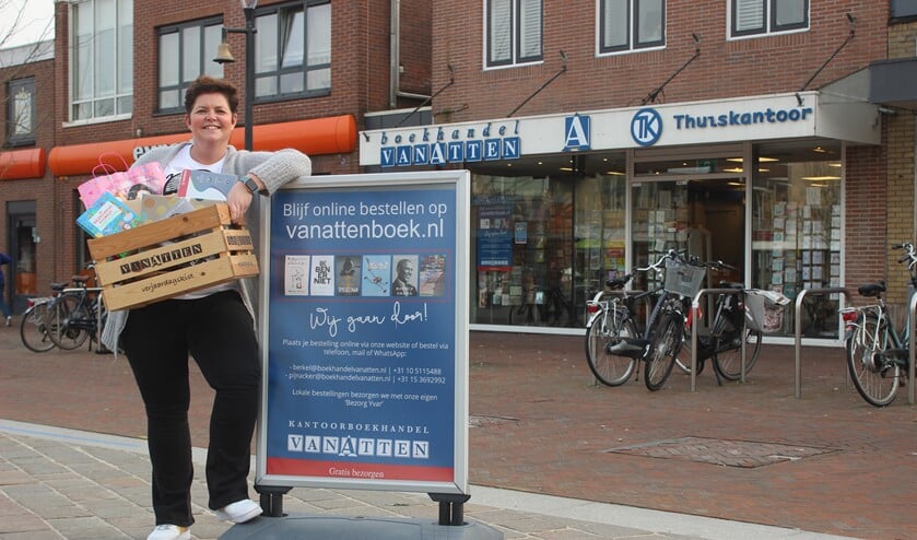 <p>Medewerkster Audrey van Boekhandel Van Atten is onder andere verantwoordelijk voor de social media.<br>Een belangrijk middel om - zeker in coronatijd - in contact te blijven met klanten.</p>