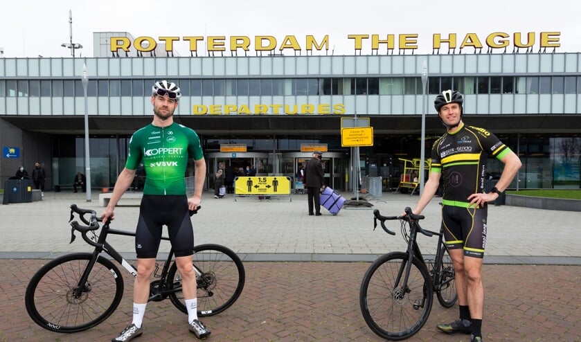 <p>Wethouders Hilbert Bredemeijer (Den Haag) en Sven de Langen (Rotterdam) tijdens filmopnames op de racefiets bij Rotterdam The Hague Airport en langs de Zweth. (Foto: Gemeente Den Haag/Henriette Guest)</p>