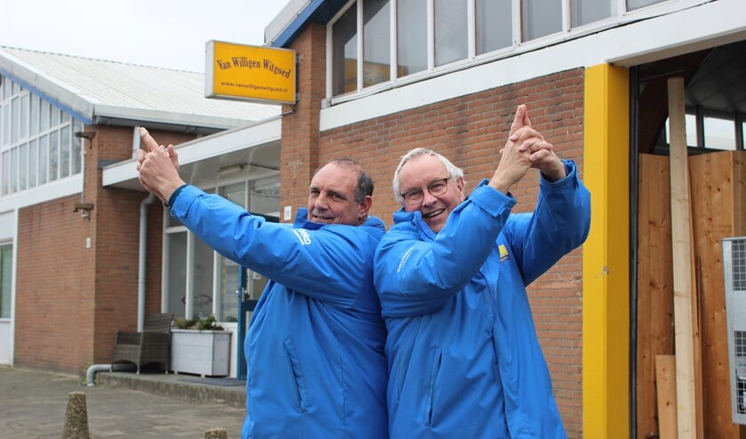 <p>Jan-Paul en zijn collega Christiaan oefenen alvast een beetje door denkbeeldig in de lucht te schieten.</p>