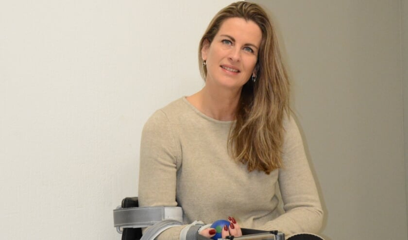 <p>Ingeborg Beuzel bij het Phystrac-apparaat, waarmee al ruim tien jaar uitstekende resultaten worden geboekt. </p>