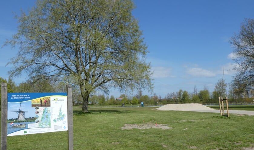 <p>Op de dagcamping in Bleiswijk zijn inmiddels nieuwe boompjes geplant, zoals er eentje rechts op de foto te zien is.</p>
