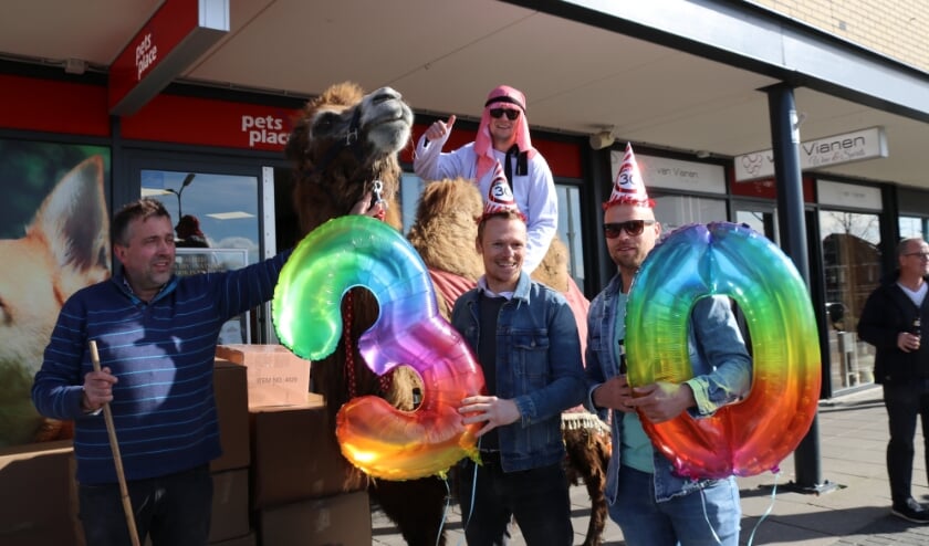 <p>Zelfs bij Pet's Place mocht de kameel niet naar binnen. (Foto: Spa Media)</p>