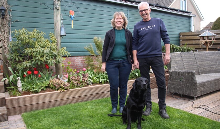 <p>Ron en Jenny van den Bulk in hun fraaie achtertuin van hun huis aan de Leeweg in Berkel.</p>