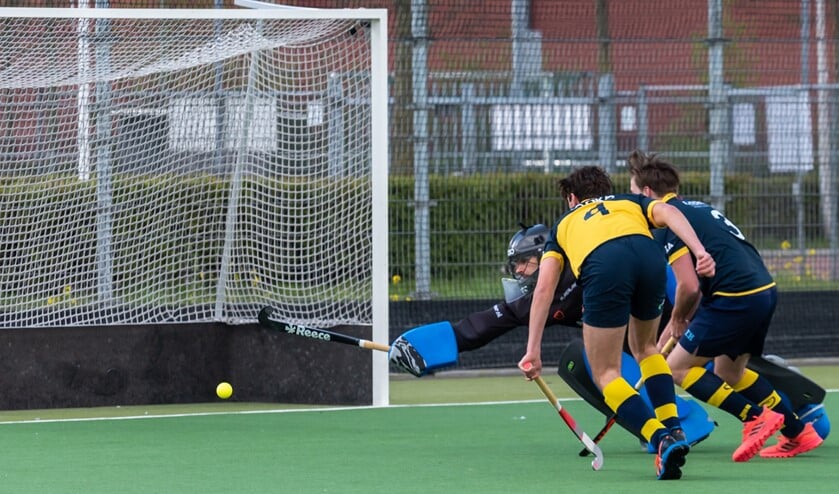<p>HBR Heren 1 keeper Roberto Broere wordt gepasseerd, maar de bal zal voorlangs gaan. (Foto: Erik van Dort)</p>