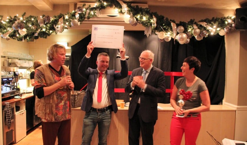 Viktor Steijger van Optimaal Talent met echtpaar Sander en Mariëlle Zuidgeest en burgemeester Jan van Belzen.