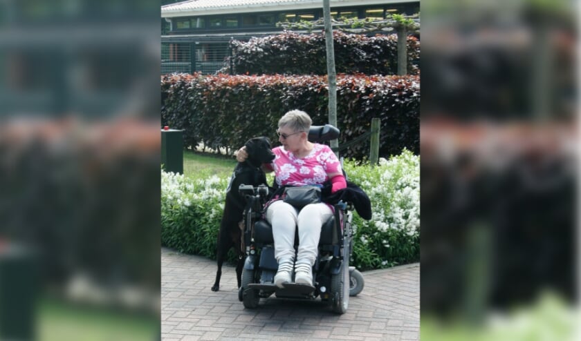 Ina de Ritter met assistentiehond Tierra.