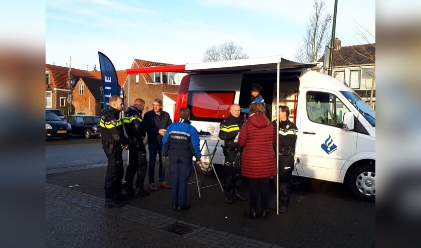 Er werden speciale hoesjes uitgedeeld tegen autodiefstal.