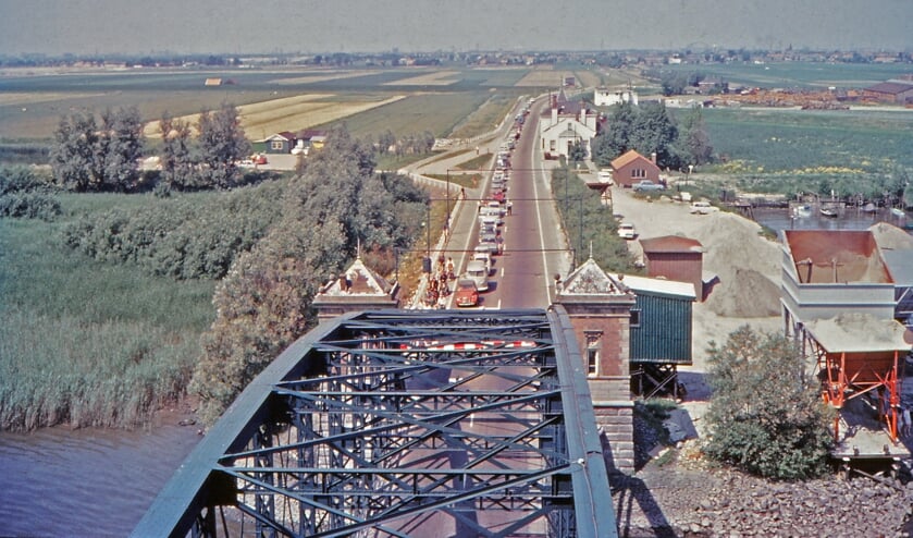 Uitzicht op de file voor de Barendrechtse Brug.