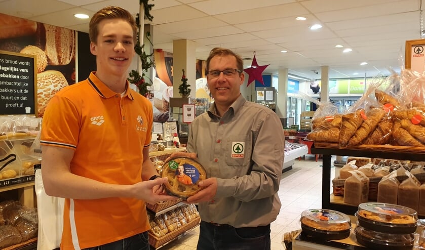 Rogier Dorsman ontvangt de eerste appeltaart van Remco Klootwijk (SPAR).