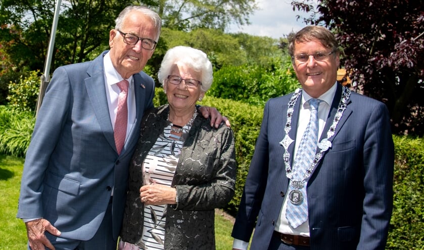 Loco burgemeester Peter Luijendijk kwam het bruidspaar namens de gemeente feliciteren.