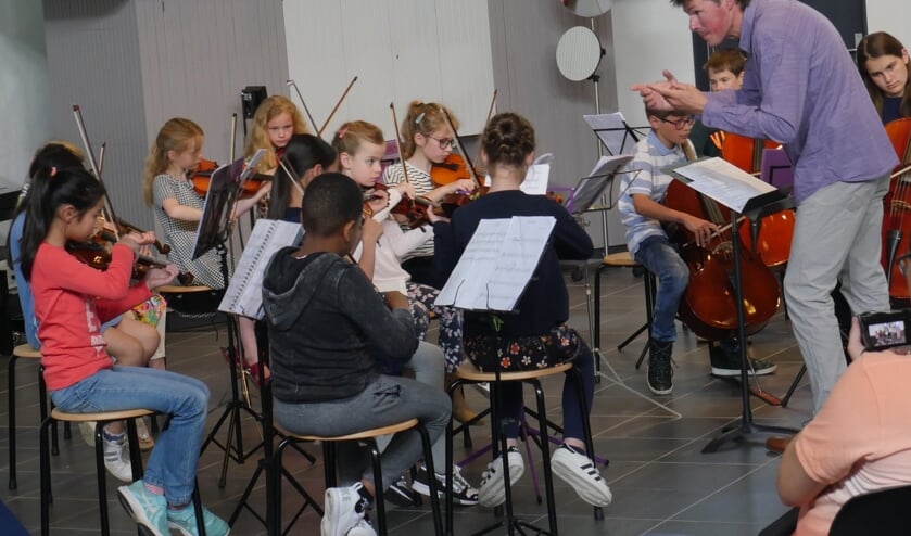 Strijk! met dirigent Arjan Kik in actie in Carnisse Haven. Foto: Wim Soeters.