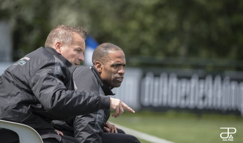 <p> Trainer Andrew Thomas zag zijn team onmachtig verliezen</p>