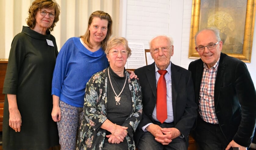 Samen bij het nieuwe orgel. Van links naar rechts Bea Koop, Karin Doller, mevrouw Hazenbroek, Piet Laban en Hans van Gelder.