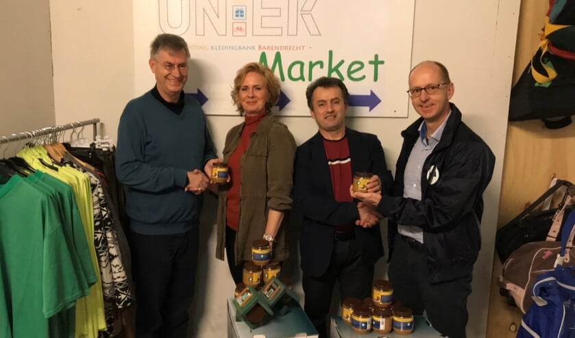 CDA bestuursleden Jilles van der Stoep (l) en Arjan Sullock Enzlin (r) bezochten Ariane Verdoorn (ml) en Niko Petrji (mr) van UnieK.