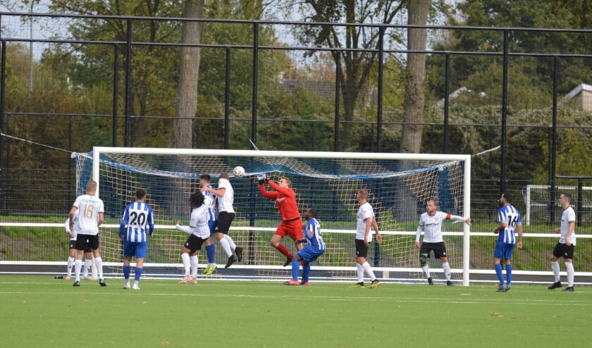 <p>De verdediging van SHO had het zwaar</p>