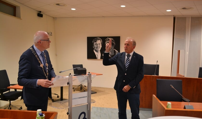 <p>Leo van Gelder legt de eed af.</p>