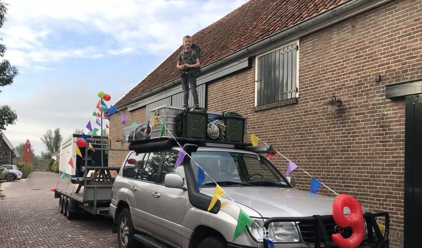 <p>Met een versierde auto en picknicktafel om te kunnen trakteren</p>