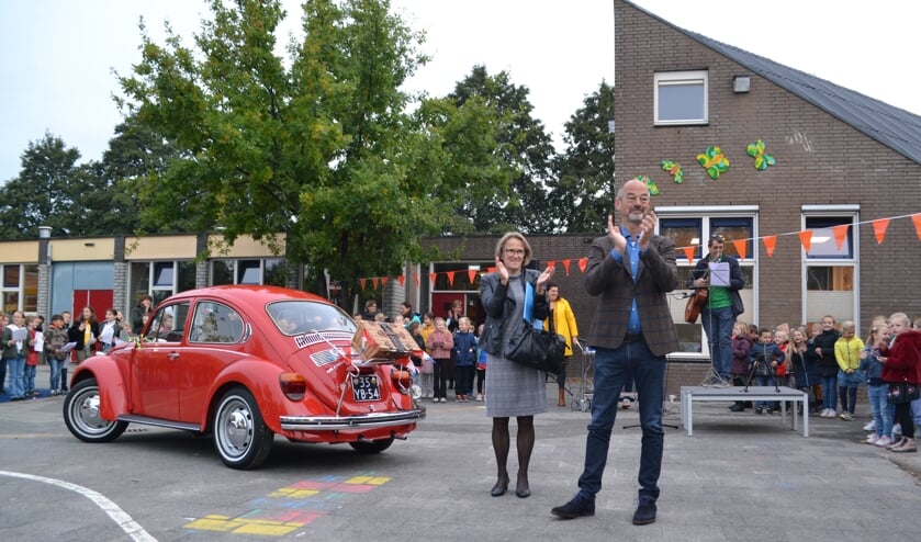 <p>Meester Maarten wordt toegezongen op het schoolplein.</p>