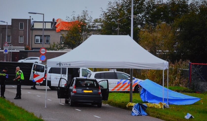 <p>Politieonderzoek op de Oostdijk bij de beschoten auto</p>