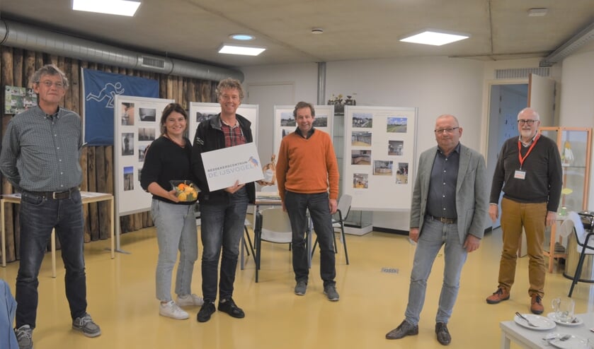 <p>Berend Groeneveld en zijn partner werden in het bezoekerscentrum ontvangen door het bestuur, v.l.n.r. Nico Noorlander, Jozef Hurenkamp, Jaap Heester en Louis van Wijhe.</p>