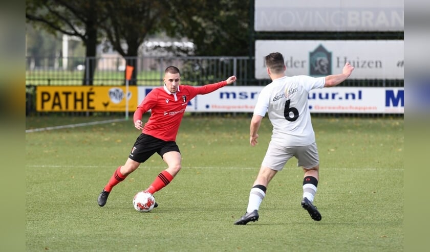 <p>Mitchell van Esveld probeert Slikkerveer gevaar te stichten</p>