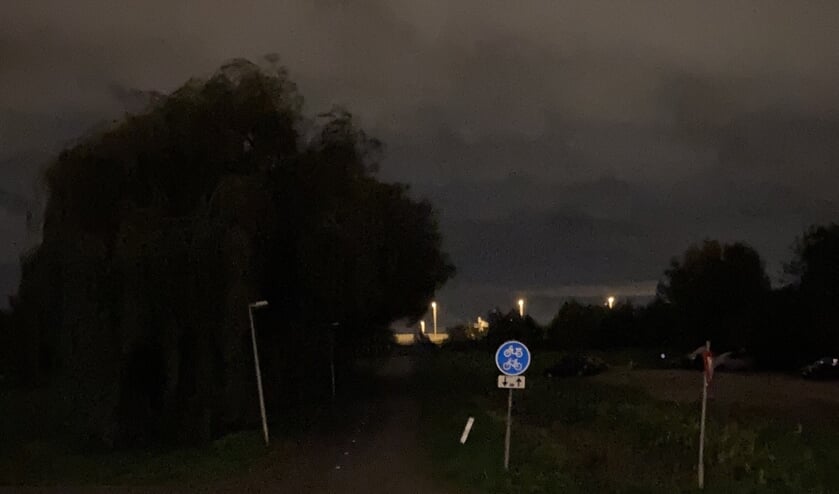 <p>Buitenkansje voor overvallers: fietspad zonder licht.</p>