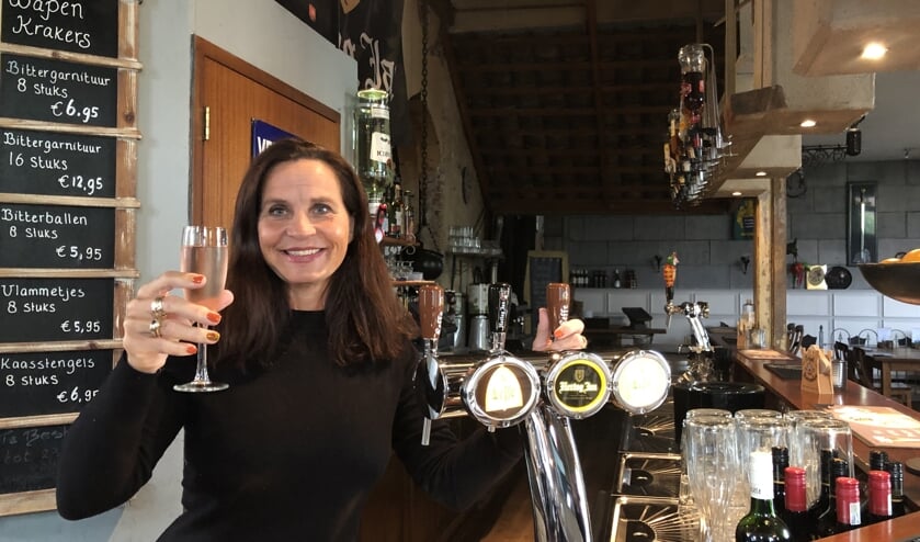 <p>Kate Huizer proost op afstand met haar gasten.</p>