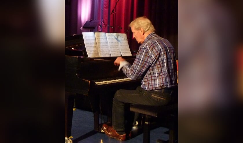 <p> Bernard Zwueste, al veertig jaar pianodocent in Barendrecht, in actie tijdens het Docentenconcert in De Baerne (foto Ingrid Elderson) </p>