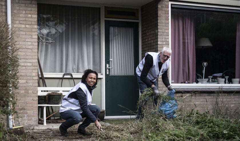 <p>Esther Dost en collega projectleider Johan Deuring..(foto: Otto van Duijn)</p>