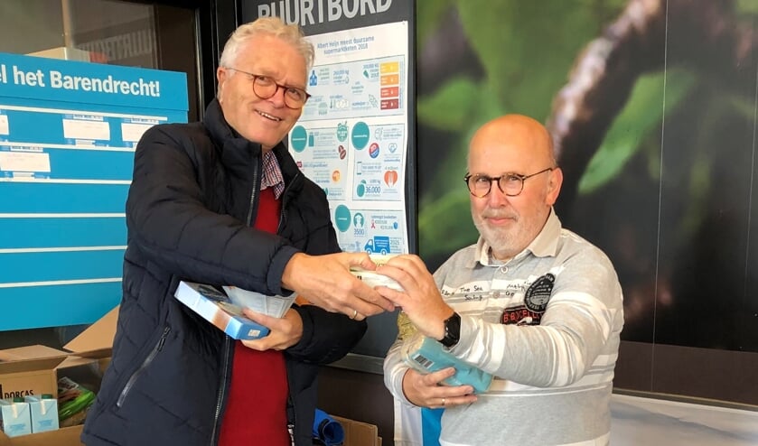 <p> Vrijwilligers Kees van den Heuvel en Arie Kosten tijdens de voedselactie in 2019. </p>