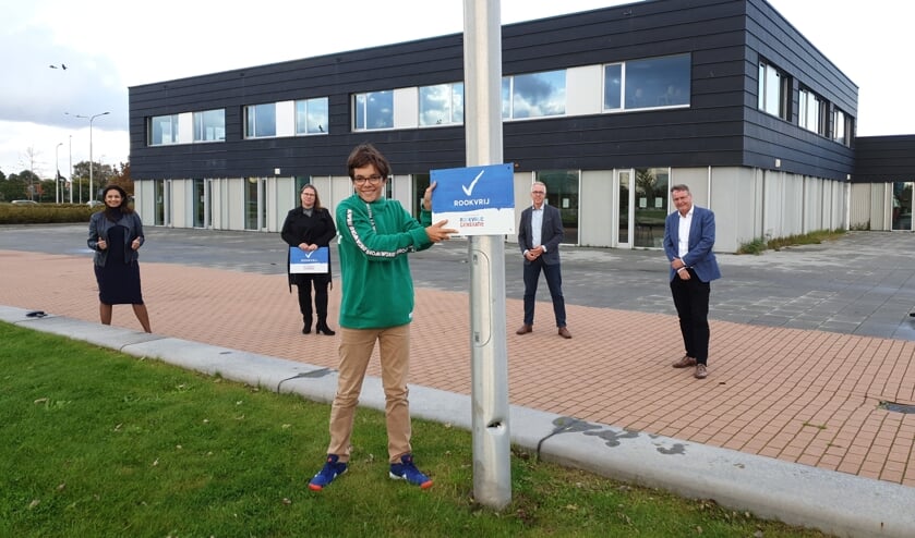<p>Kinderburgemeester Maas van der Graaf plaatst het laatste bordje.</p>