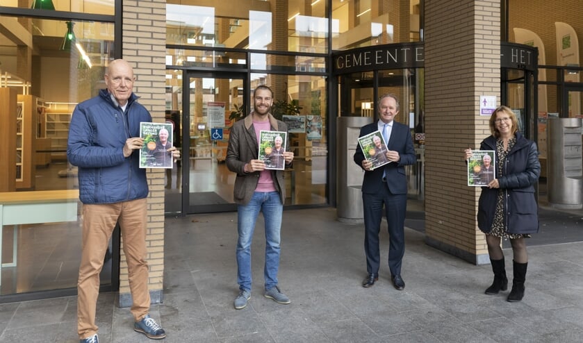 <p>De eerste magazines zijn uitgereikt aan ambassadeur Jan Jansen en wethouder Marten Japenga</p>