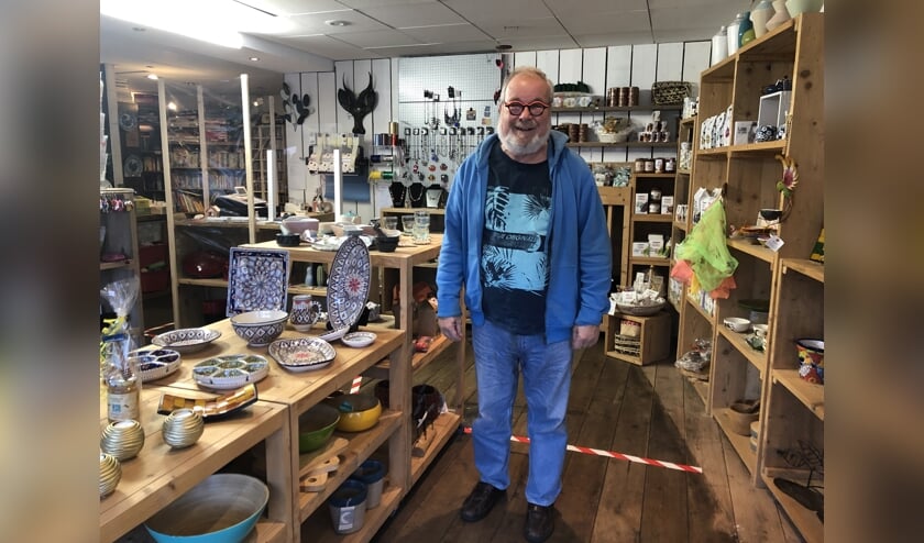 <p>Gerard Brussaard in de Wereldwinkel.</p>