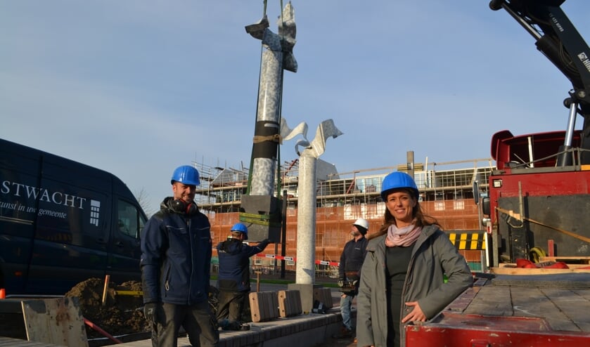 <p>Wethouder Tanja de Jonge bij het terugplaatsen van de Wimpels.</p>