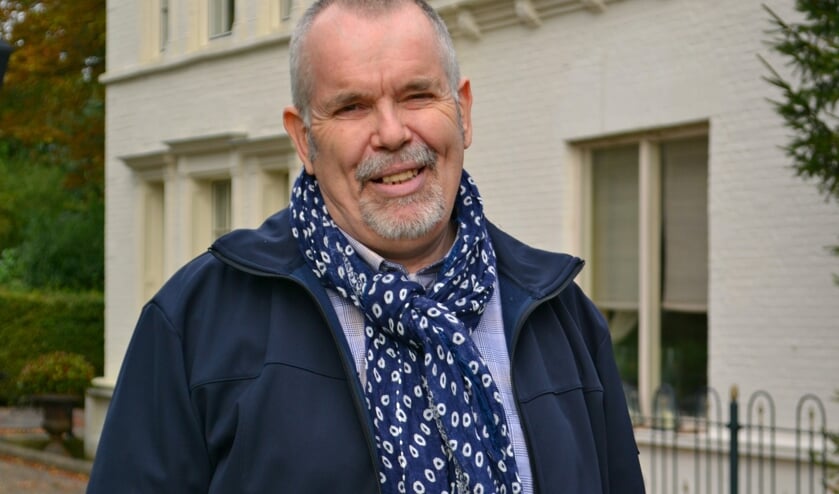 <p>Auteur Peter Pot voor het vroegere brugwachtershuis</p>