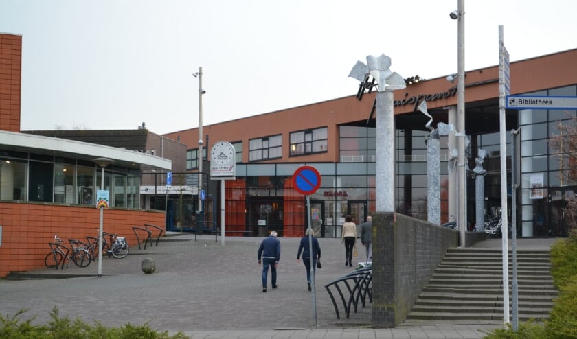 <p>Zo stonden de wimpels jarenlang voor het theater. </p>