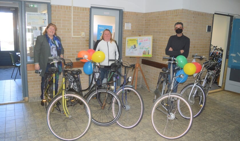 <p>Met ballonnen werd de overdracht van de honderdste fiets gevierd</p>