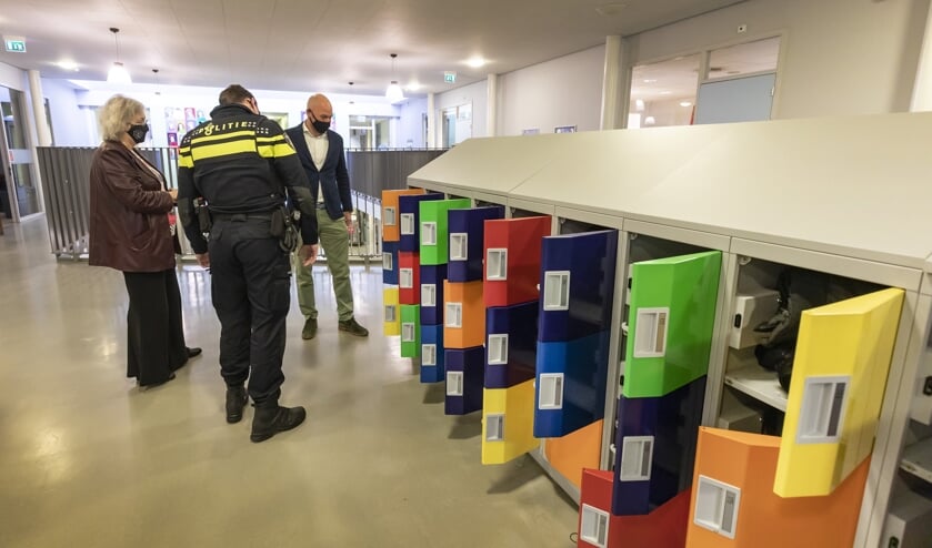 <p>Burgemeester Attema was aanwezig bij een van de kluisjescontroles.</p>