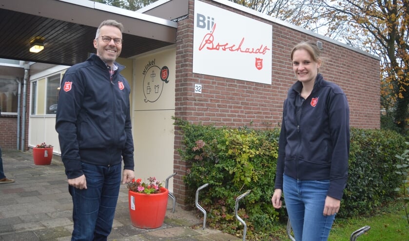 <p>Marco Oudshoorn en Eline Kraaijveld heten iedereen welkom bij Bij Bosshardt</p>