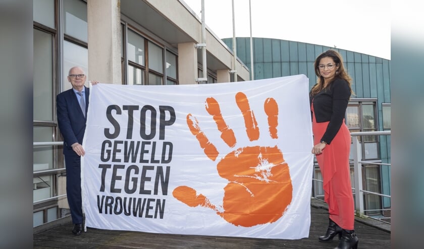 <p>Burgemeester Jan van Belzen en wethouder Reshma Roopram hesen de oranje vlag. </p>
