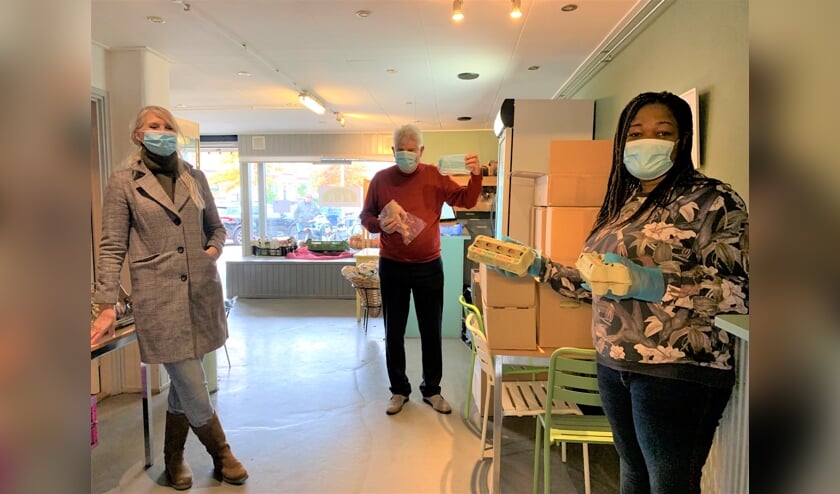 <p>Wil Sierat verraste met kilo's ingevroren kip en dozen eieren</p>