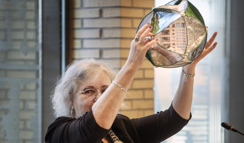 <p>Burgemeester Anny Attema toont de nieuwe 'stembal', een ontwerp van Ellie Smelik-Damsteeg.</p>
