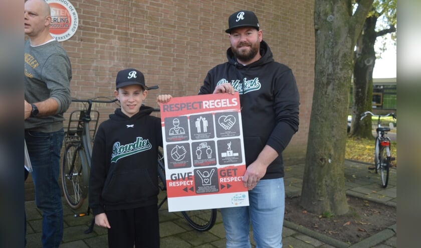 <p>Rowdies voorzitter Jesper Perik ontving het bord voor zijn club</p>