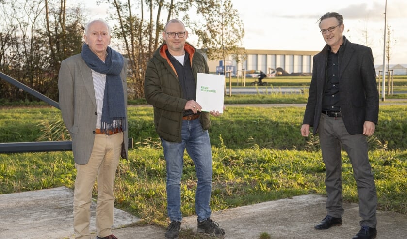 <p> Van links naar rechts: A.F.L. Barendrecht, oprichter van het bedrijf; E. Barendrecht, algemeen directeur van AFL Barendrecht; Gert-Jan Metselaar, directeur van de Gemeenschappelijke Regeling Nieuw Reijerwaard (GRNR). </p>