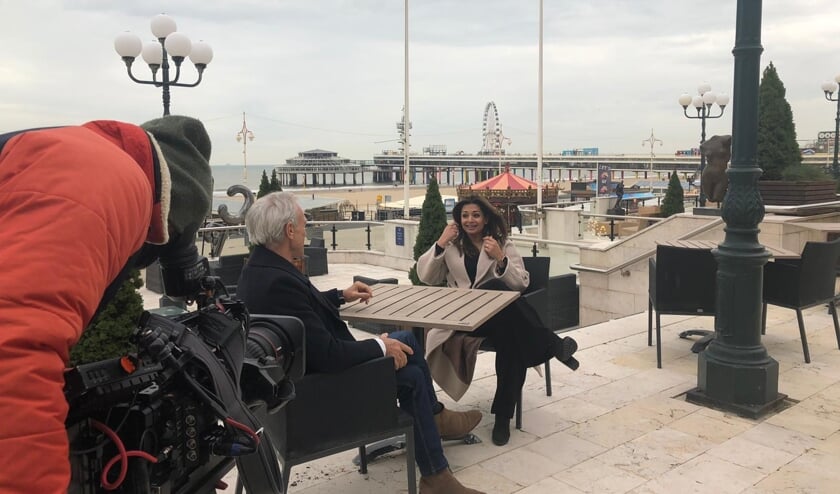 <p>Reshma Roopram in gesprek met programmamaker Jaap Jongbloed op de boulevard van Scheveningen. (foto: Fleur Starke/Simpel Media) </p>