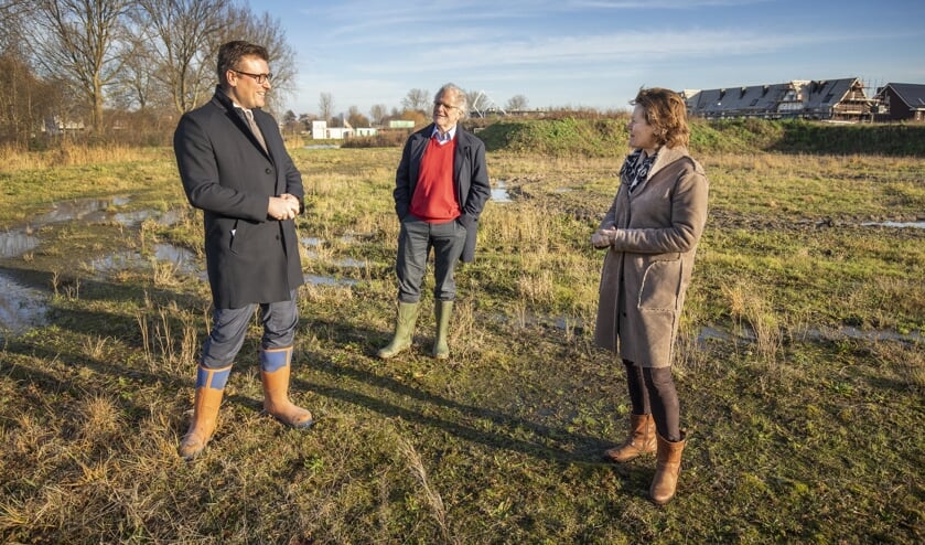 <p pstyle="Platte tekst">Wethouder Oosterwijk (l) bekijkt de toekomstige bouwlocatie.</p>